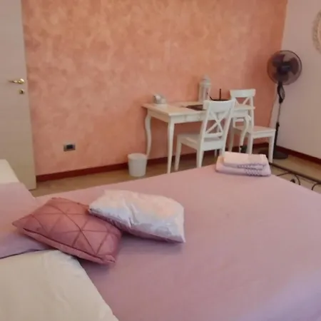 Italy's Enchanting Ambiance - A Snug In * ローマ